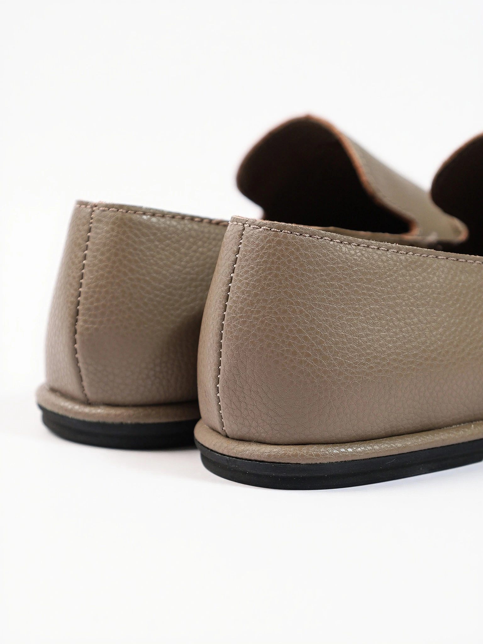 Туфли серого цвета на венском каблуке 